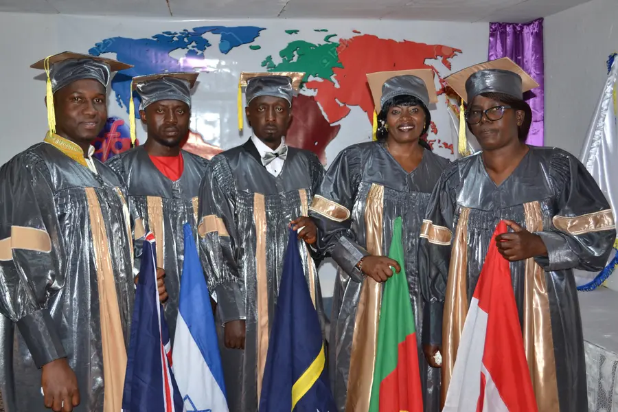 Cérémonie de graduation AWE - étudiants en toge